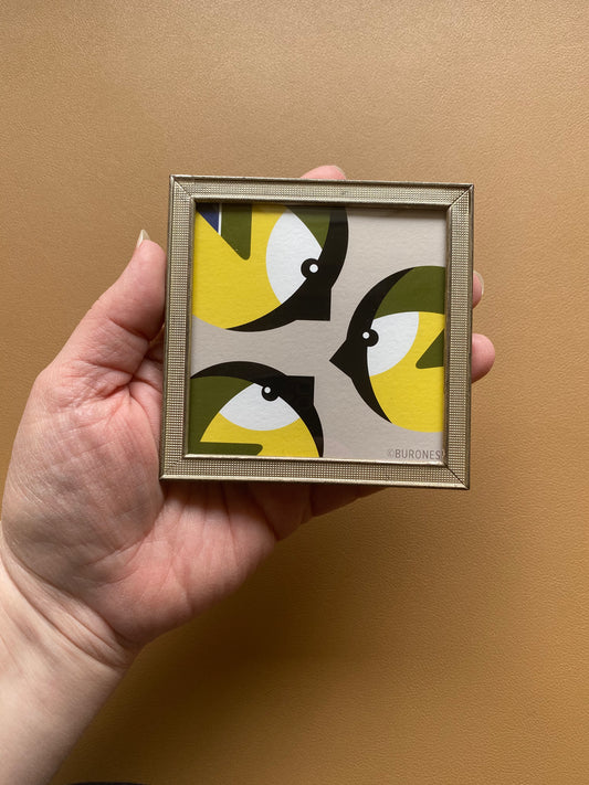 Koolmezen artprint in vintage lijstje met bolglas