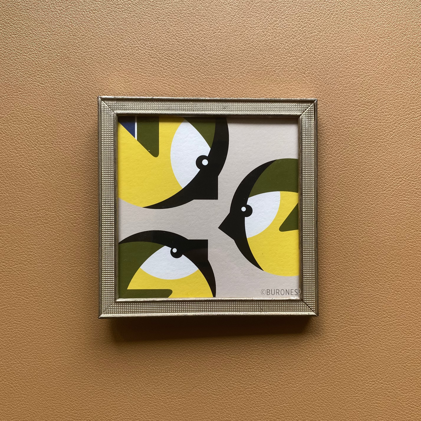 Koolmezen artprint in vintage lijstje met bolglas