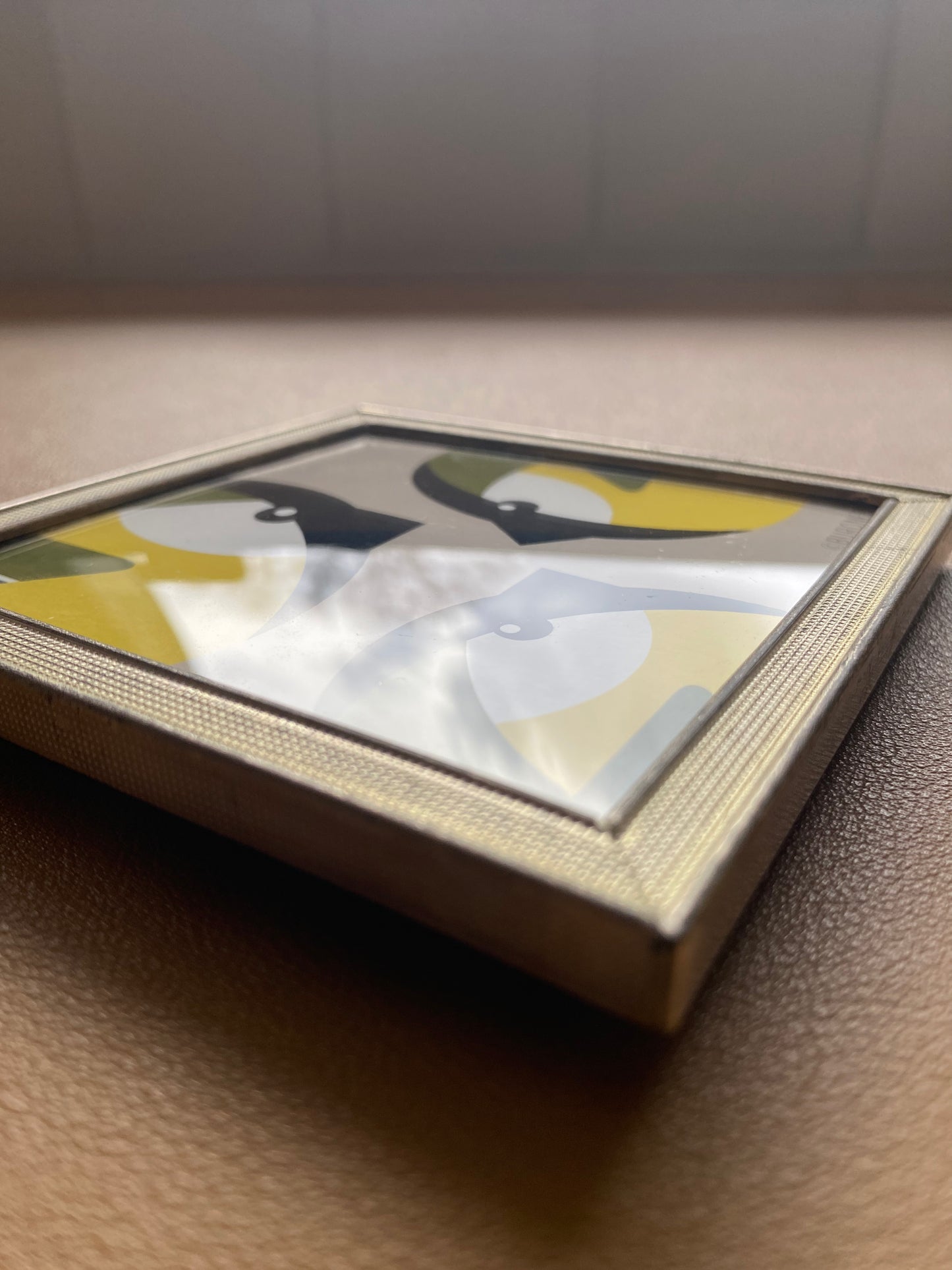 Koolmezen artprint in vintage lijstje met bolglas