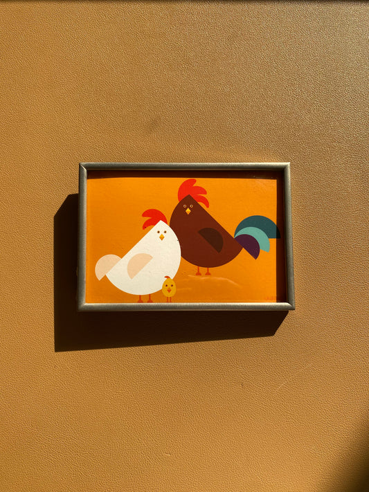 Familie Kip in vintage lijstje met bolglas